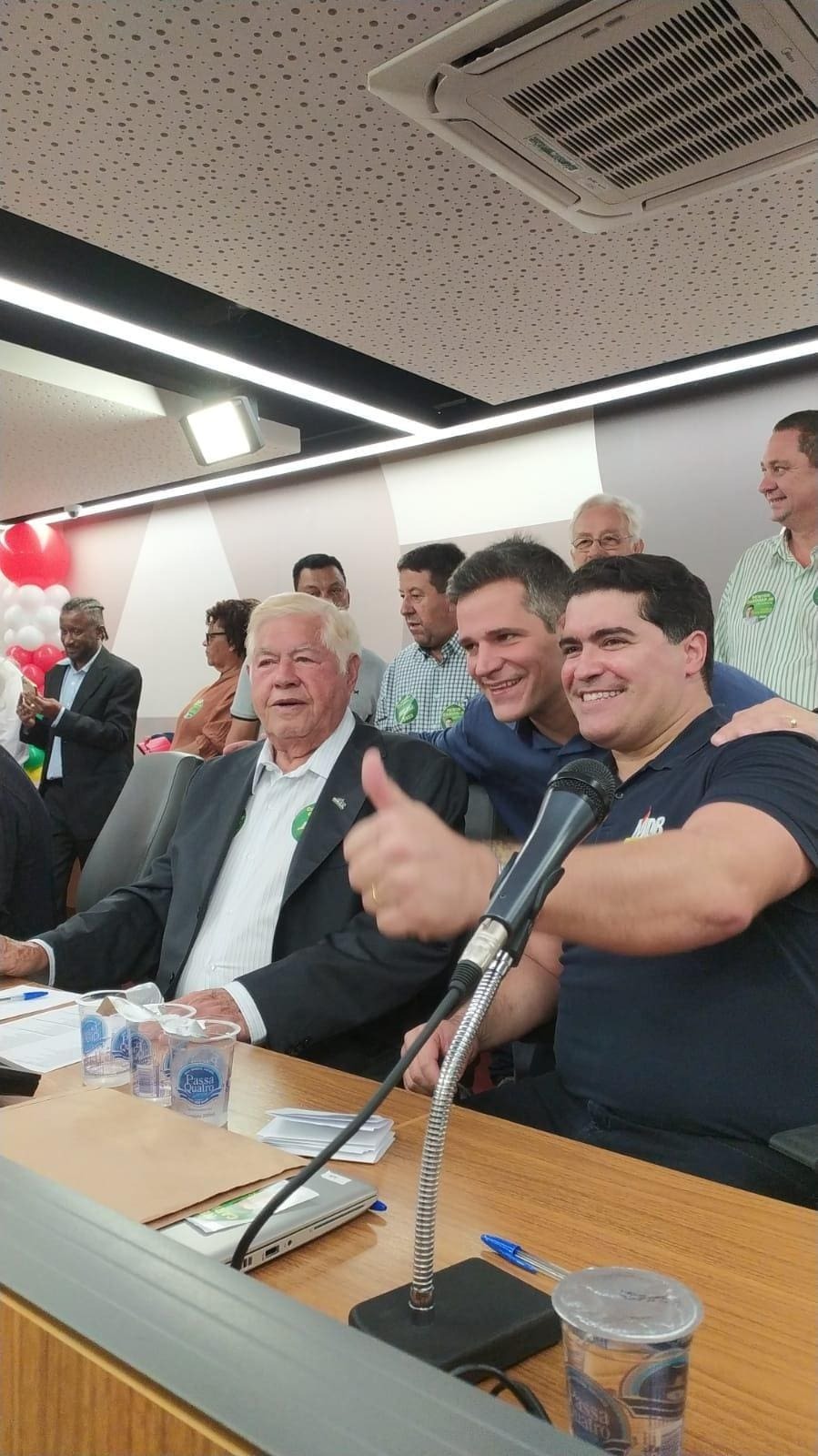 Ao lado de Newton Cardoso Jr.