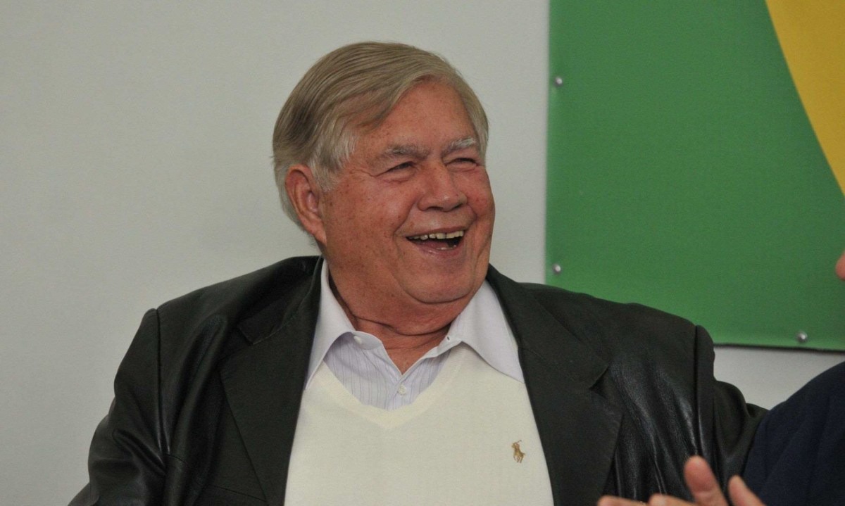Ao lado de Newton Cardoso Jr.